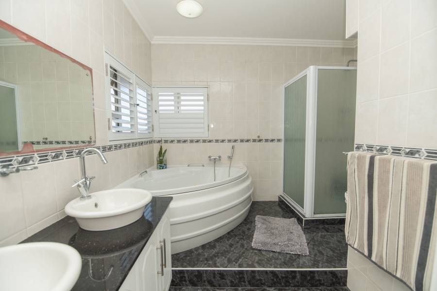 6 Bedroom Property for Sale in Beachview Eastern Cape